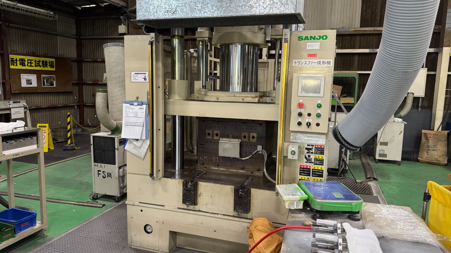 トランスファー成形機